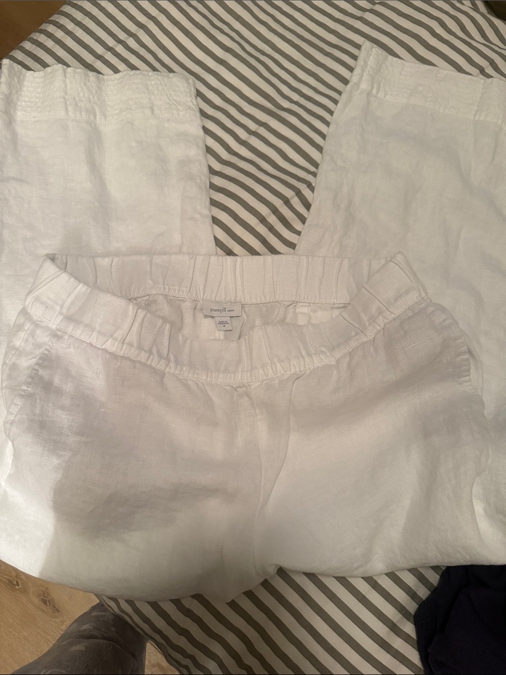 White Linen Elastic-Waist Women’s Shorts - Unbranded